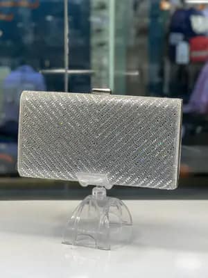 کیف کلاچ مجلسی نقره‌ای طرح بافت متالیک