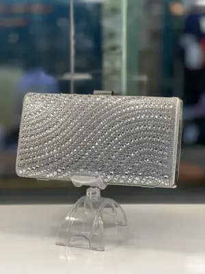 کیف کلاچ مجلسی نگین‌دار طرح موجی - رنگ نقره‌ای